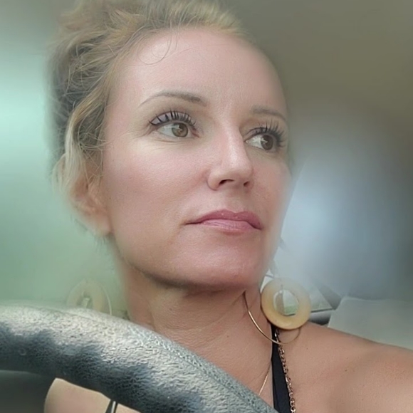 Meet your Posher, Sinéad - Picture 2 of 2